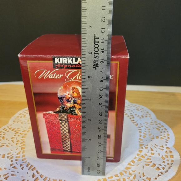 Kirkland Signature Water Globe Box NIB - Picture 4 of 7